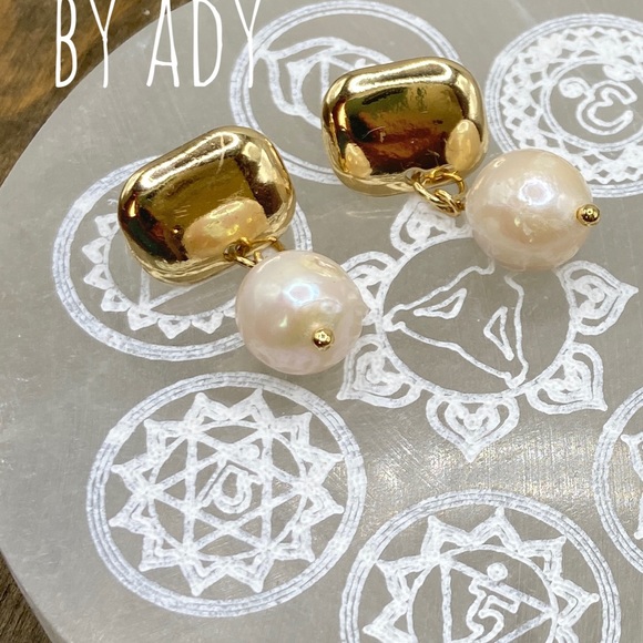 Chunky baroque Biwa Pearl drops gold statement studs earrings - Picture 2 of 4